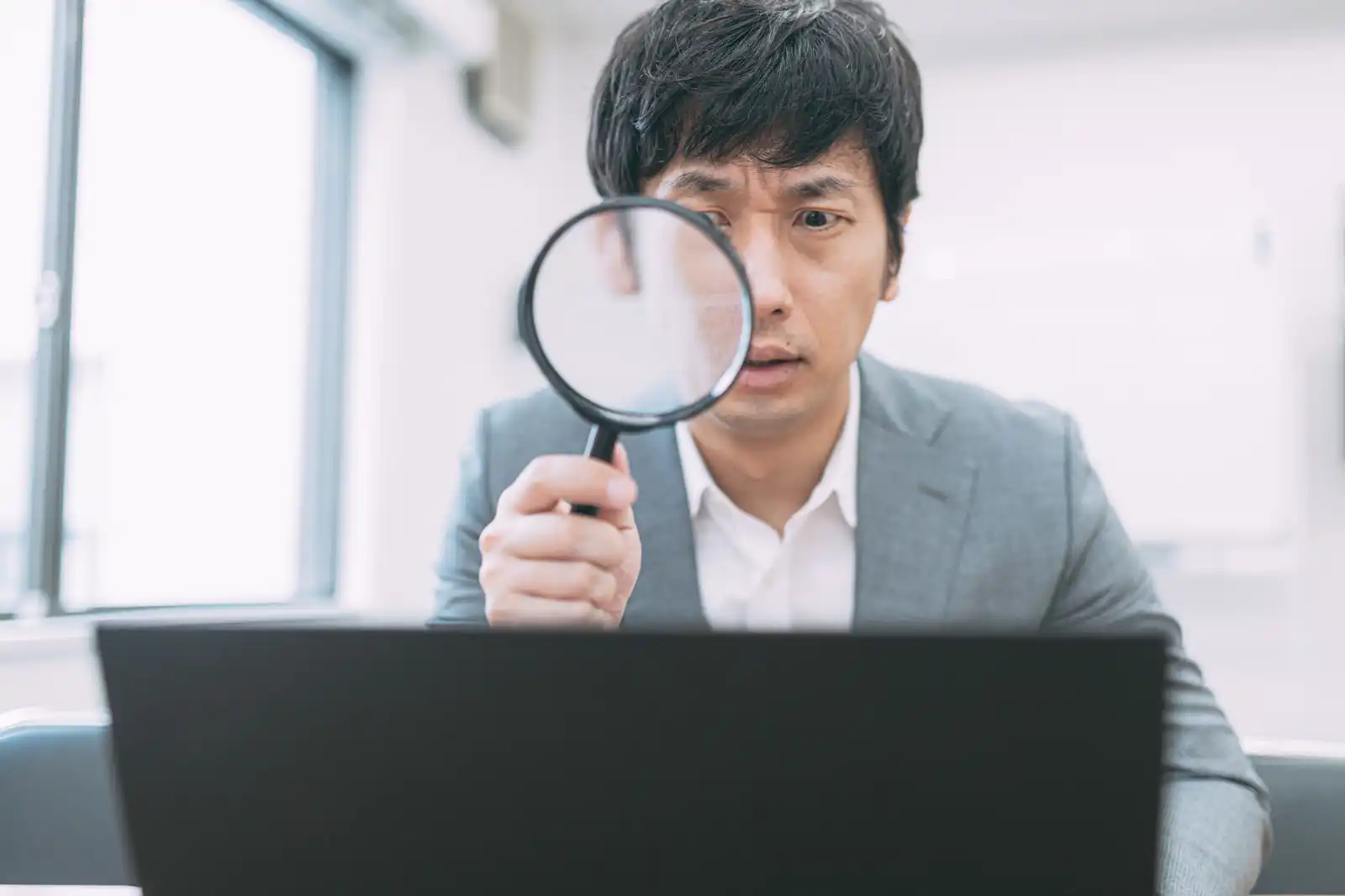 スズメバチにスプレーは効かないの？