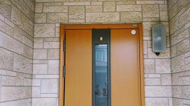 玄関にアシナガバチが！