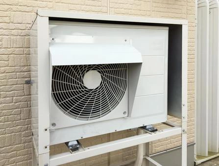 危険！エアコン室外機に蜂の巣