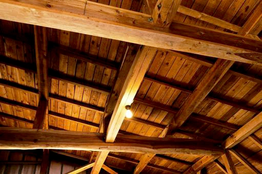 作りかけの蜂の巣でハチはいないから簡単に撤去