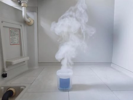 煙幕を使ってハチを追い払う